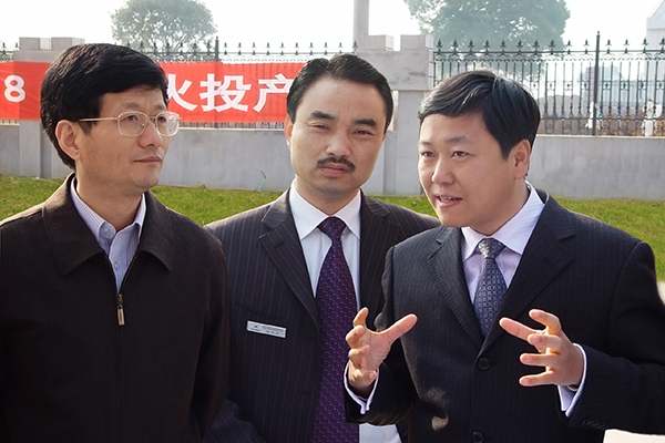 2004年12月，时任江西省委书记孟建柱（左一）视察高安红狮，指示加快项目建设，为江西水泥行业结构调整作出贡献